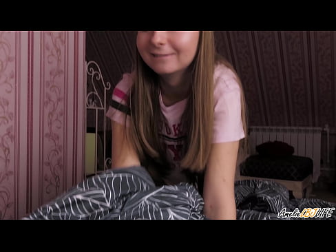 ❤️ Bidh Blondie a’ tarraing a BFF gu domhainn agus a’ faighinn cum na beul Porno fb aig gd.sayhentai.ru ❌️