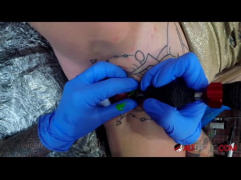 ❤️ Fìor tattooed hottie Sully Savage fhuair tattoo air a clitoris Porno fb aig gd.sayhentai.ru ❌️